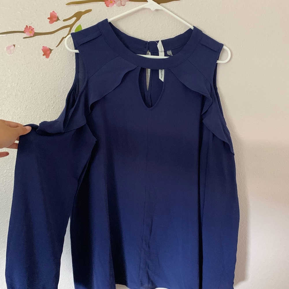 Cold Shoulder Flowy Blouse - Picture 2 of 2